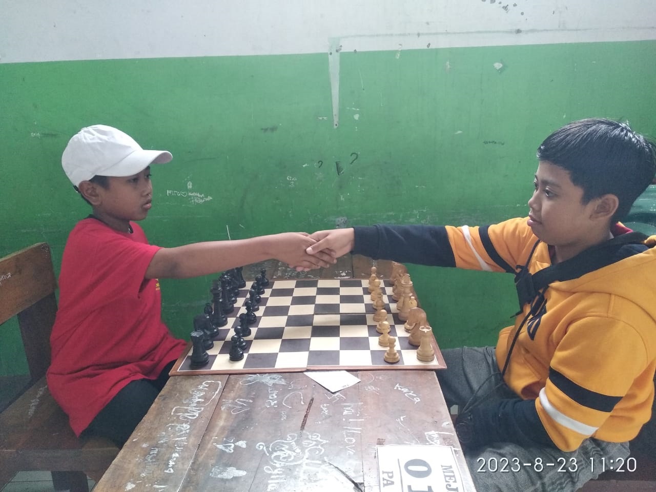 Kontingen dari Kecamatan Mojoagung (baju merah) saat bertanding catur di Porseni tingkat MI Kabupaten Jombang