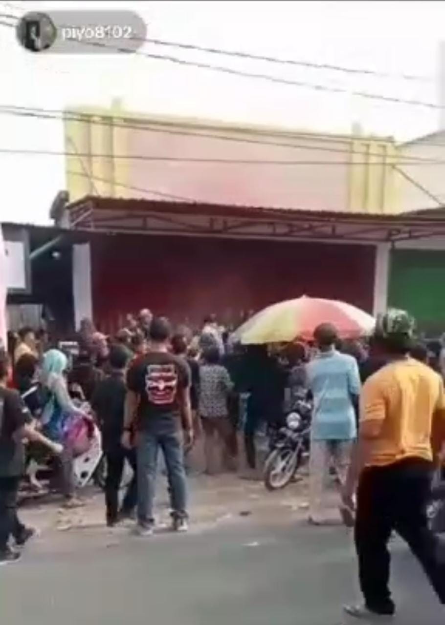Sejumlah orang yang terlibat tawuran saat karnaval kemerdekaan di Kecamatan Ngoro Jombang