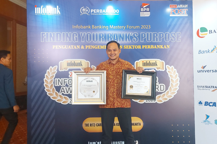Direktur Bisnis Adam Joyo Pranoto menunjukkan dua sertifikat penghargaan dari infobank yang diterima Bank Jombang