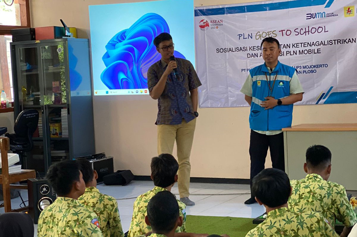 Siswa SMAN Plandaan saat mengikuti sosialisasi terkait keselamatan ketenagalistrikan dari PLN ULP Ploso, Kamis (24/8).