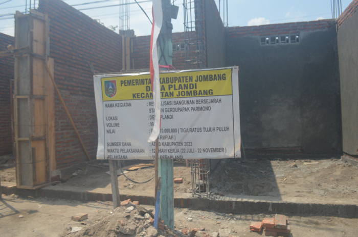 Bangunan ini dulunya adalah stasiun KSM di dekat Gerdu Papak Parimono. Bangunannya dibongkar untuk dibuat kios hingga Aula