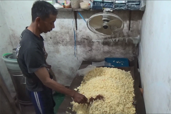 Melihat Proses Panjang Pembuatan Getuk Lindri dari Kedungbetik Jombang