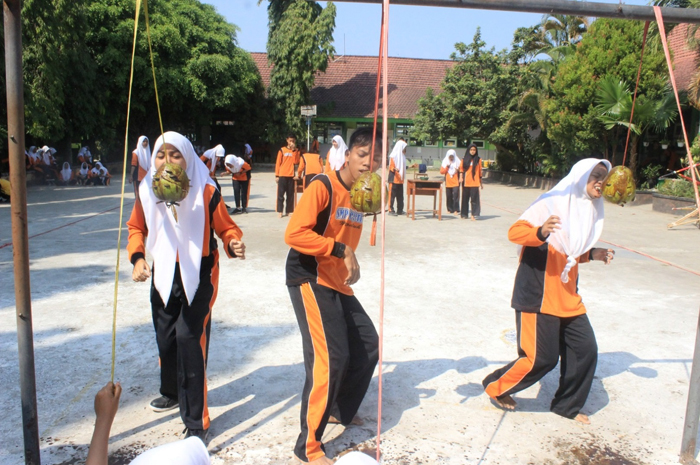 Lomba gigit kion di jetuk Bali jadi salah satu lomba yang digelar sekolah untuk siswa SMPN 2 Megaluh
