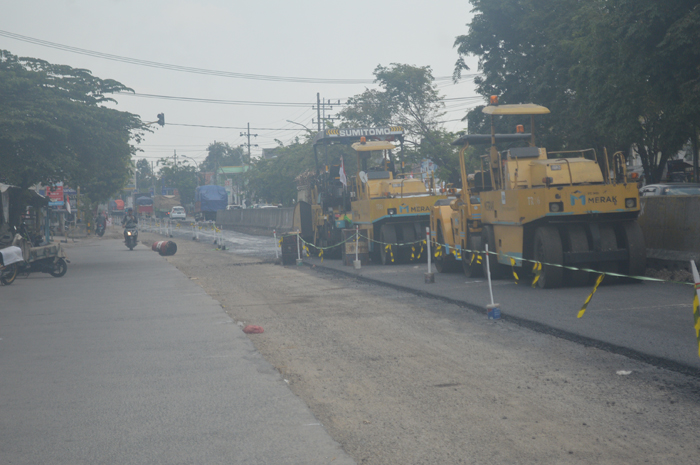Proses pengaspalan sudah dimulai di Jalan Nasional di Peterongan. Namun hingga kini nilai anggaran pekerjaan ini tak diketahui karena tak ada papan nama proyek yang dipasang di lokasi.