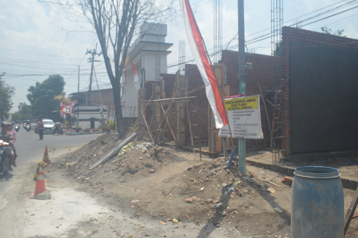 Proyek revitalisasi bangunan lama di dekat Gerdu Papak parimono itu ternyata tak sepenuhnya berada di lahan TKD. Namun juga di lahan milik PT KAI.