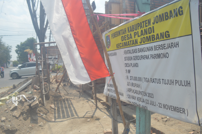 Proyek revitalisasi gedung lama di dekat Gerdu Papak Parimono ini dilakukan tanpa izin PBG