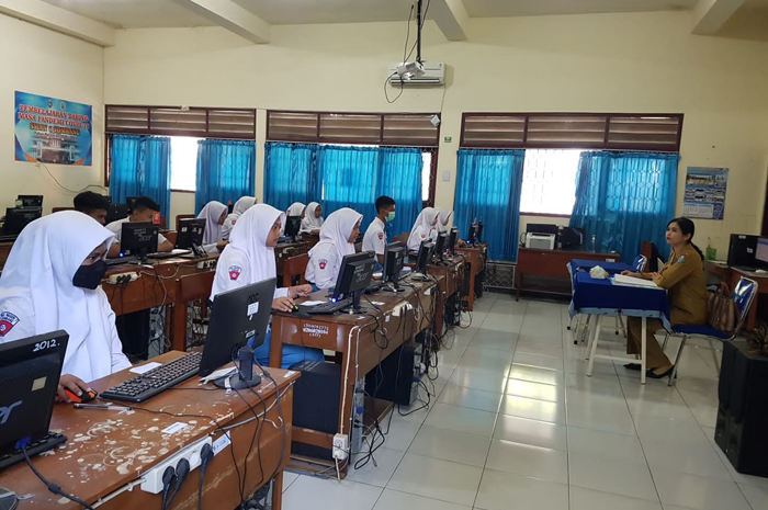 Siswa di Jombang tengah melaksanakan ANBK