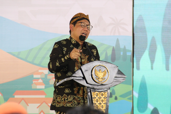 Menteri Desa Pembangunan Daerah Tertinggal dan Transmigrasi RI Abdul Halim Iskandar saat memberikan sambutan di Balai Desa Losari, Kecamatan Ploso (30/8)