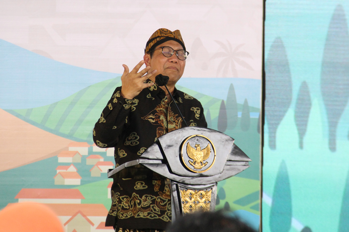 Menteri Desa Pembangunan Daerah Tertinggal dan Transmigrasi RI Abdul Halim Iskandar saat memberikan sambutan di Balai Desa Losari, Kecamatan Ploso (30/8)