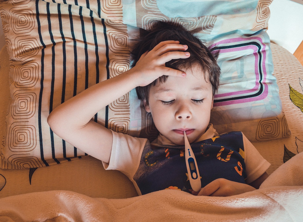 Ilustrasi seorang anak sedang terserang flu dan demam