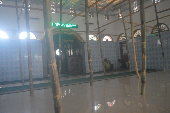 Bagian dalam masjid Baiturrohman di Blimbing, Gudo tengah direnovasi