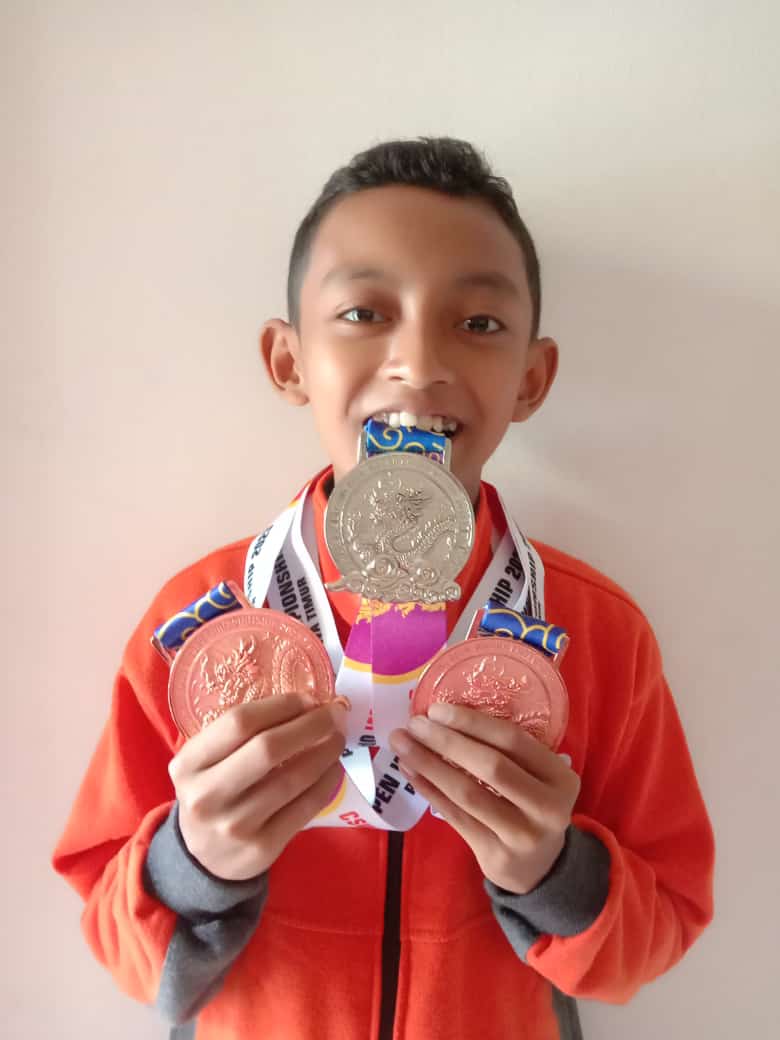Muhammad Faiz Choirul Azzam, peraih satu medali perak dan dua perunggu pada kejuaraan wushu Piala KONI Jatim di Surabaya, 25-27 Agustus