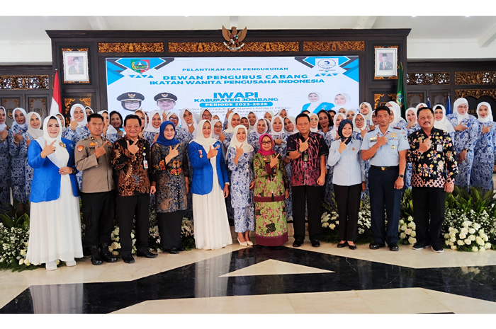 Bupati, Forkopimda berfoto bersama Pengurus DPC IWAPI yang baru selesai dikukuhkan.