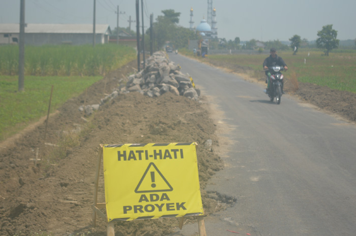 Proyek jalan di Kesamben Jombang yang membuat jalan menyempit dan debu bertebaran