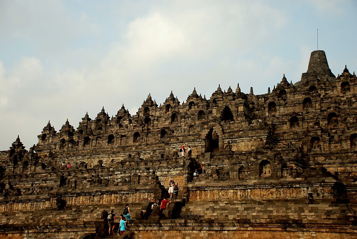 Candi Borobudur, adalah salah satu tempat wisata di Indonesia yang masuk situs warisan dunia UNESCO