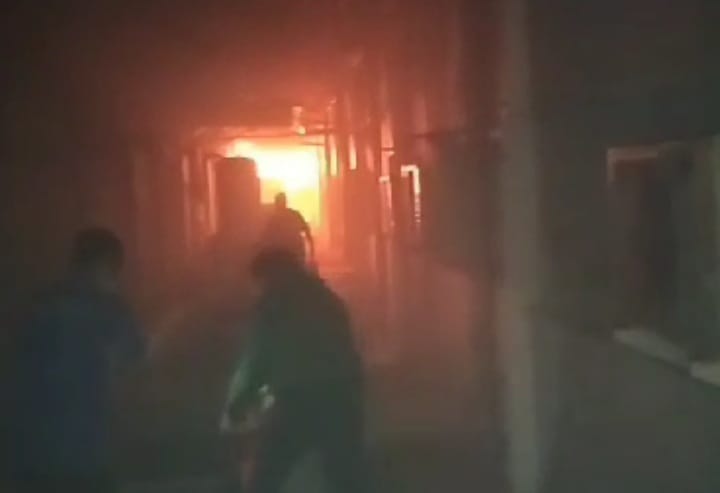 Kejadian kebakaran yang menimpa pabrik masker di Mojoagung Minggu (3/9) malam.