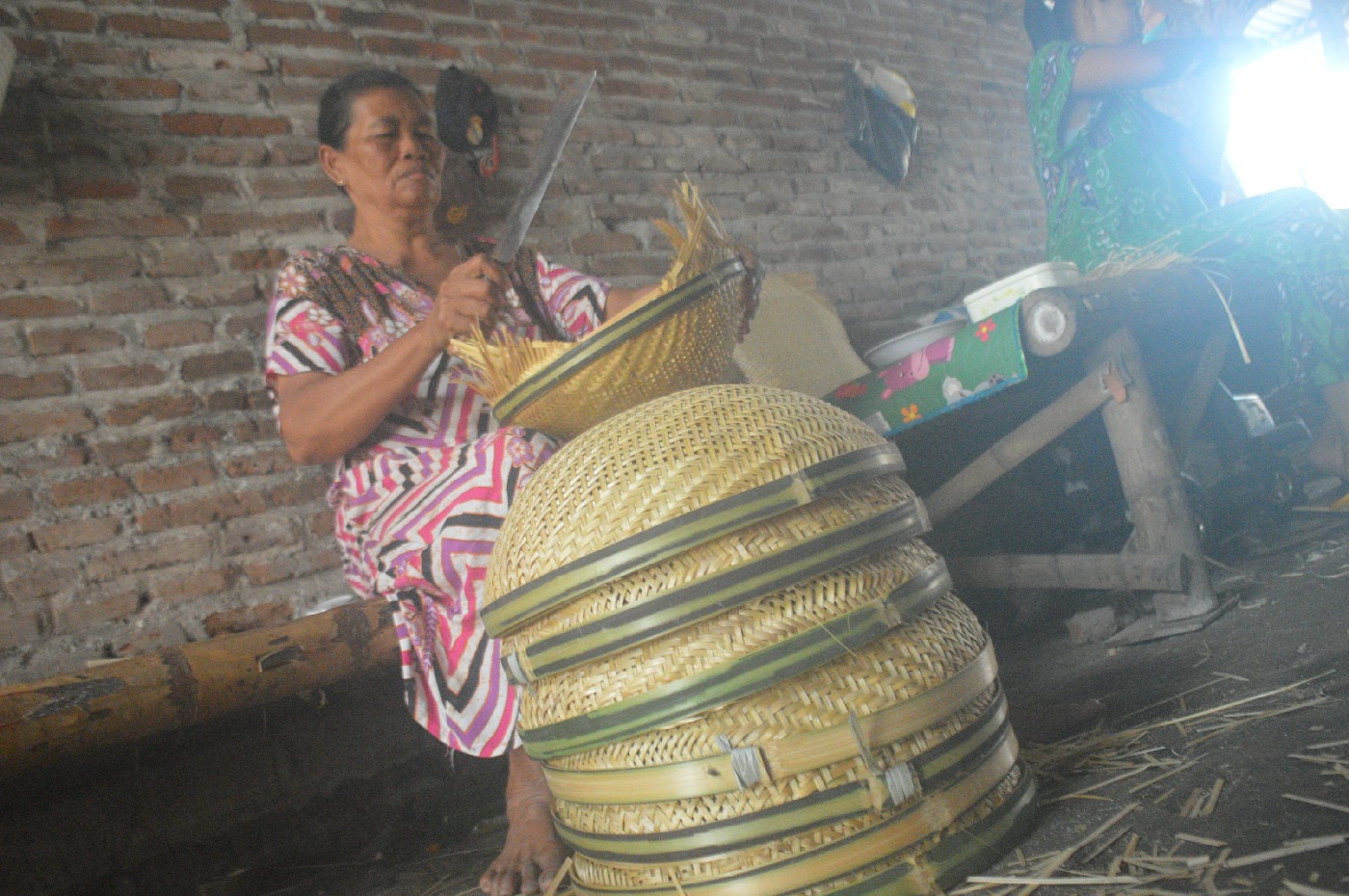 Chusnul Khotimah, sedang membuat kalo di rumahnya