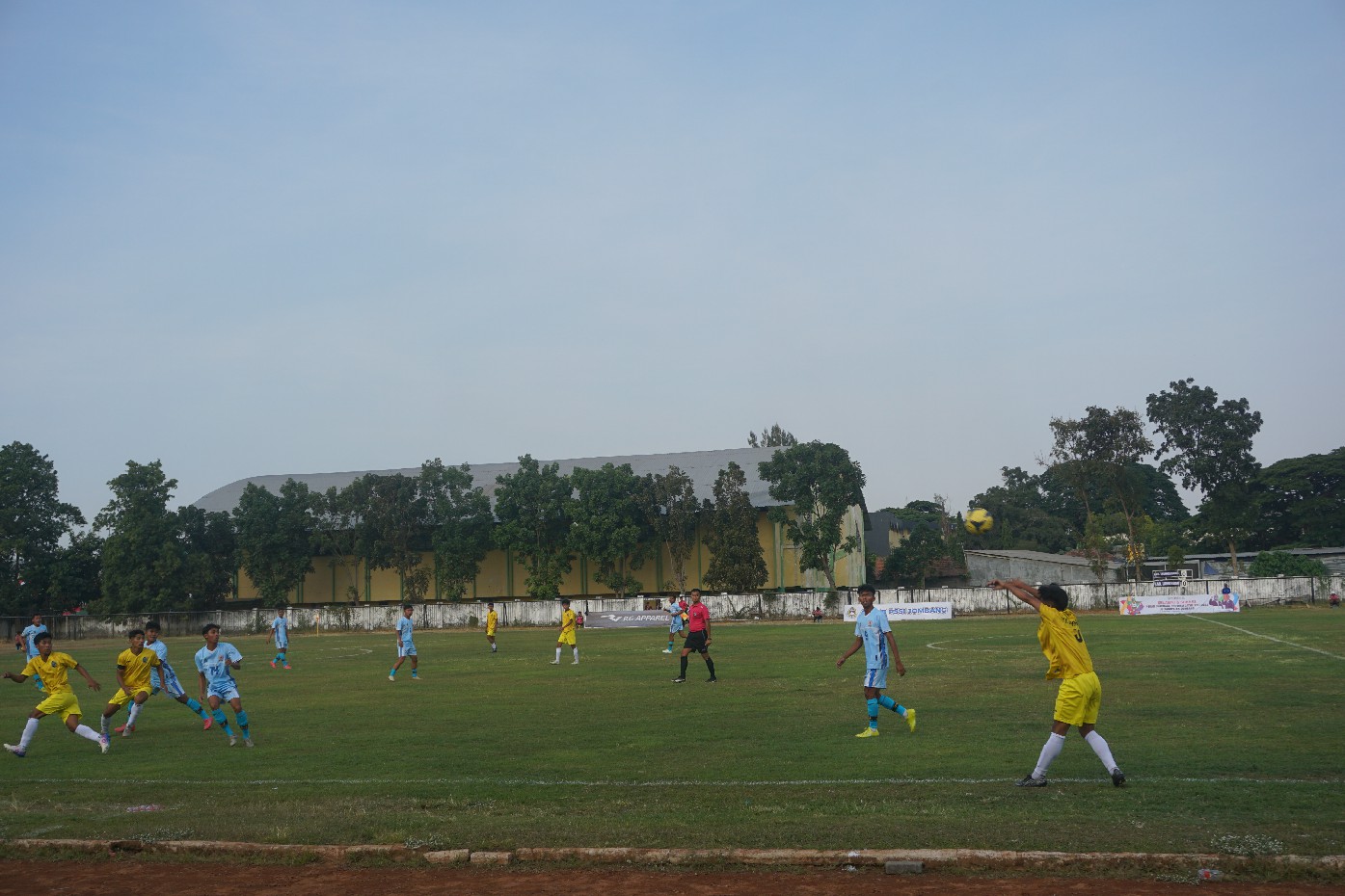 Tim Lamongan (biru) melawan Tulungagung (kuning) di Stadion Merdeka Jombang, Minggu (3/9) kemarin sore