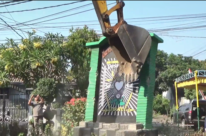 Tugu pencaksilat di Desa Pulorejo, Kecamatan Ngoro yang dibongkar Selasa (5/9)