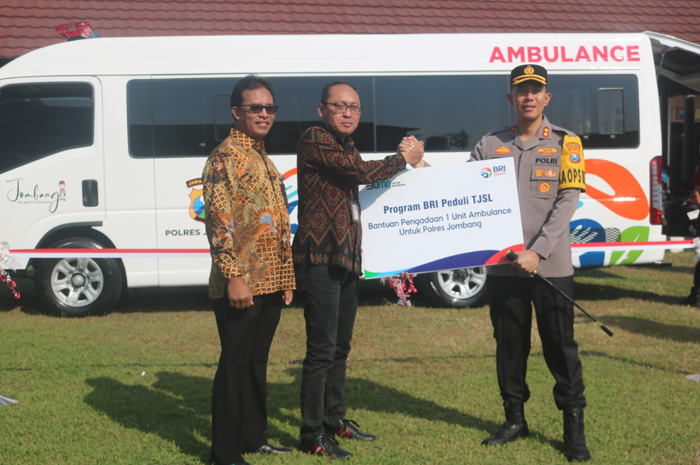 1.	Tri Prasetyo Hadi Nugroho memberikan CSR secara simbolis kepada Kapolres Jombang AKBP Eko Bagus Riyadi didampingi Effendi Sudarso (kiri)
