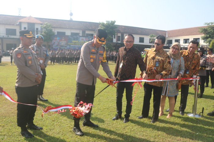 Prosesi potong pita serah terima CSR yang dilakukan BRI di Mapolres Jombang