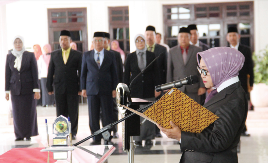 Bupati Jombang Mundjidah Wahab saat melantik 125 pejabat di lingkup Pemkab Jombang (6/9)