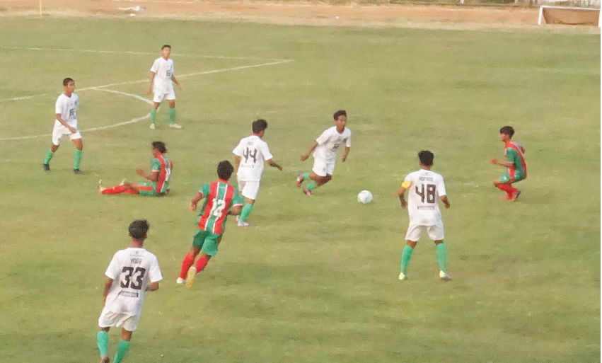 Pertadingan antara tim sepak bola Jombang (merah jijau) melawan Surabaya (putih) di Stadion Merdeka Jombang (6/9)