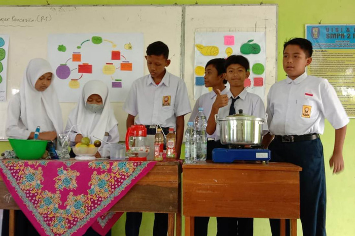 Siswa SMPN 2 Perak mempraktekkan pembuatan minuman dari jeruk lemon yang dibudidayakan di sekolah