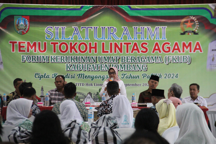 Bupati Jombang Hj Mundjidah Wahab memberikan sambutan dan arahan di depan tokoh lintas agama.