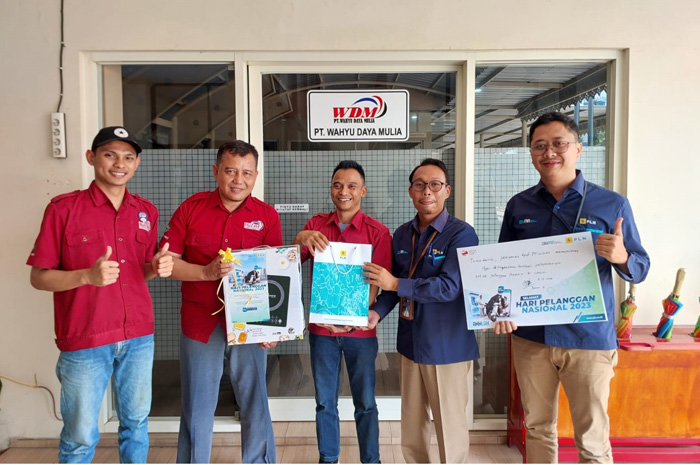 Kunjungan kepada pelanggan yang dilakukan PLN ULP 3 Mojokerto saat momentum hari pelanggan nasional
