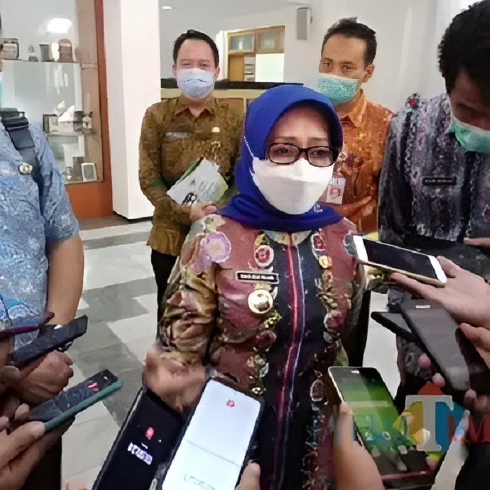Bupati Jombang Mundjidah wahab saat diwawancara awak media