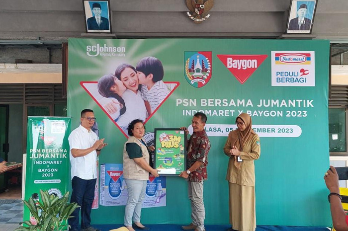 Momen saat Indomaret, Baygon dan pemdes Plandi melaksanakan kegiatan PSN