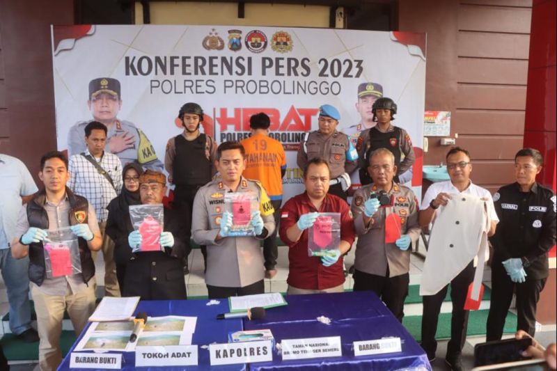 Kapolres Probolinggo AKBP Wisnu Wardana menunjukkan barang bukti Karhutla Bukit Teletubbies Gunung Bromo dalam konferensi pers yang digelar di Mapolres setempat, Kamis (7/9) petang.