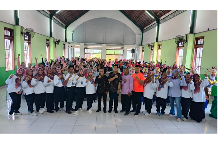 Panitia dan peserta lomba senam peringatan HUT Himpaudi ke-18 di KPRI Jombang, berfoto bersama