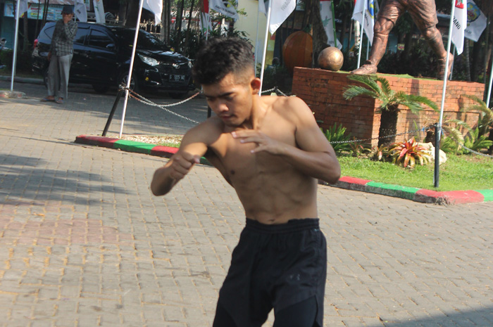 Petinju Jombang Arista Febriansya, siswa SMK Wonosalam, saat latihan di halaman Stadion Merdeka, (1/9).