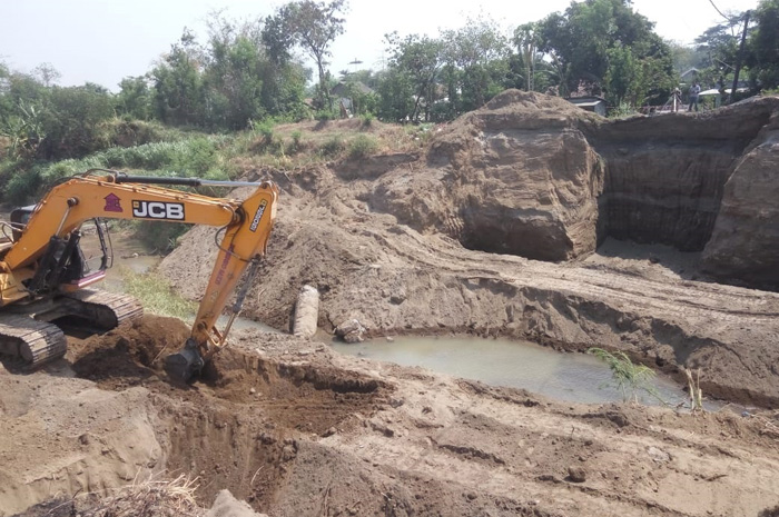 Proses pengerukan tanggul untuk pembuatan kepala jembatan brodot tengah berlangsung.