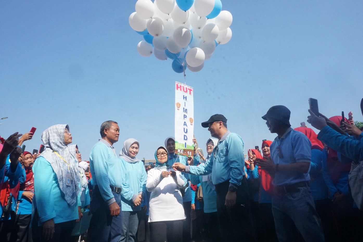 Bupati Jombang bersama Sekdakab Jombang dan Kepala Dinas P dan K saat membuka jalan sehat Himpaudi Jombag (9/9)