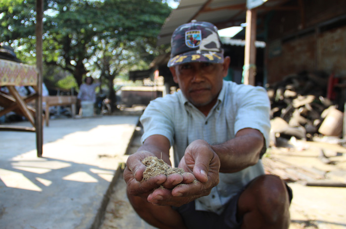 Pedagang Pasar Tunggorono menunjukkan limbah debu yang menumpuk di pasar