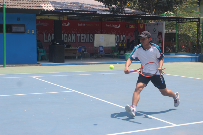 Zaky Reihan Riyadh, siswa SMAN 2 Jombang saat bertanding tenis melawan Kabupaten Jember di lapangan tenis Kebonrojo, kemarin (10/9)
