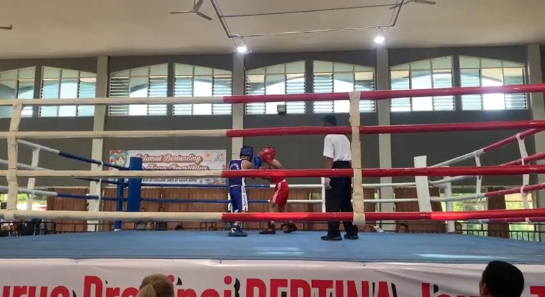 Farhat Mika Rahel Riyanto petinju Bondowoso (merah) saat pertandingan terakhirnya melawan I Putu Nandikeswara Adnya dari Kabupaten Blitar di Auditorium Undar (11/9)