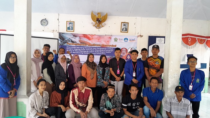 Tim Unwaha Jombang bersama peserta pelatihan dari kelompok masyarakat perajin arang di Desa Asemgede, Kecamatan Ngusikan.