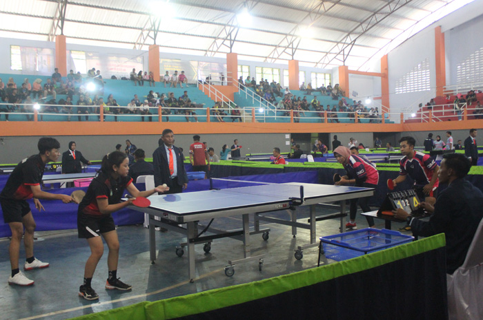 Petenismeja Jombang Alvian dan Ulil (merah) saat melawan Kabupaten Banyuwangi Faris dan Oca di GOR Merdeka Jombang, kemarin (11/9)