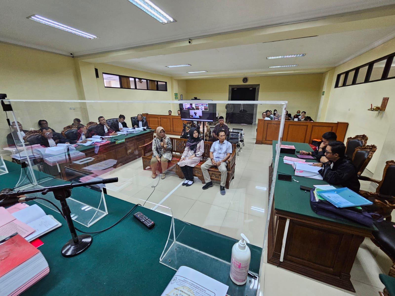 Sidang kasus korupsi pupuk bersubsidi yang menghadirkan petugas Dinas Pertanian Jombang dan PPL kecamatan Sumobito di Pengadilan Tipikor Surabaya