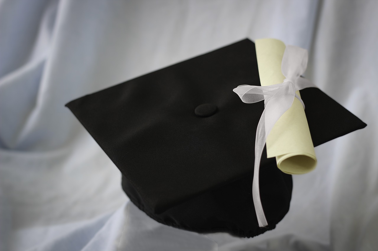 ilustrasi wisuda atau kelulusan mahasiswa
