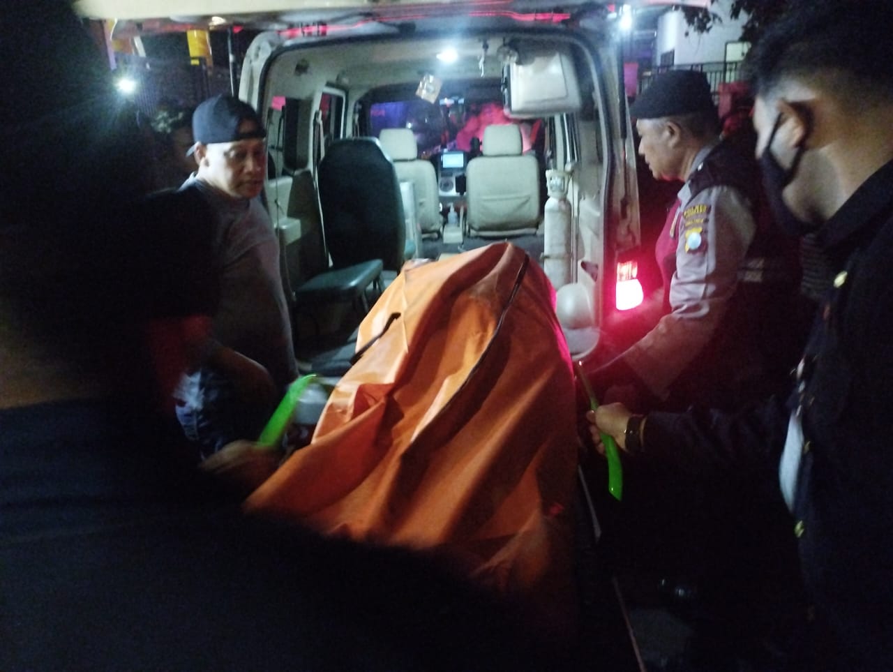 Korban Sapto saat dievakuasi ke RSUD Jombang