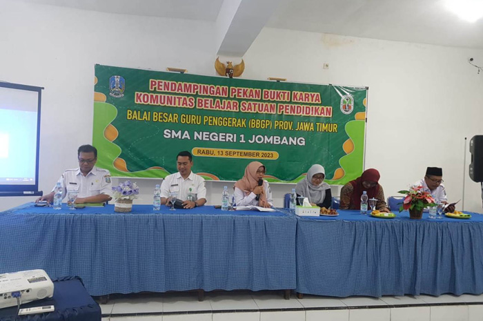 Kepala SMAN 1 Jombang Dyah Ayu Endrianingsih SPd MM bersama perwakilan BBGP Jawa Timur, kemarin.