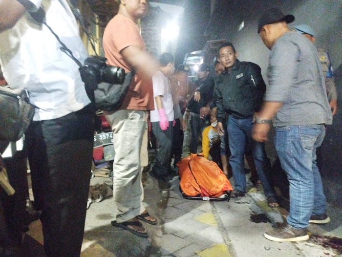 Jasad Sapto saat akan dievakuasi dari lokasi kejadian