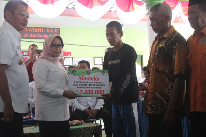 Bupati Jombang menyalurkan secara simbolis BLT dari DBHCHT kepada warga di kecamatan Kabuh