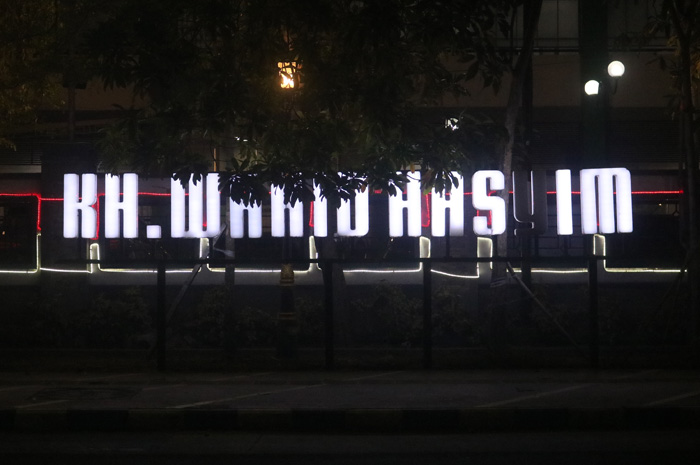 Sejumlah lampu neon juga non box Trotoar Wahid Hasyim Jombang dalam kondisi rusak dan tak menyala sempurna