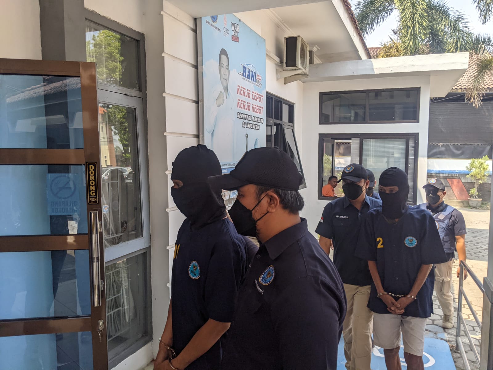 Dua pelaku peredaran narkoba saat dirilis ke publik oleh BNNK Mojokerto